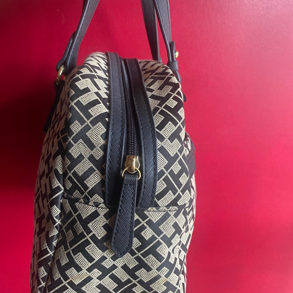 Tommy Hilfiger sharp Black and Cream canvas monogram spacious satchel - Picture 4 of 9